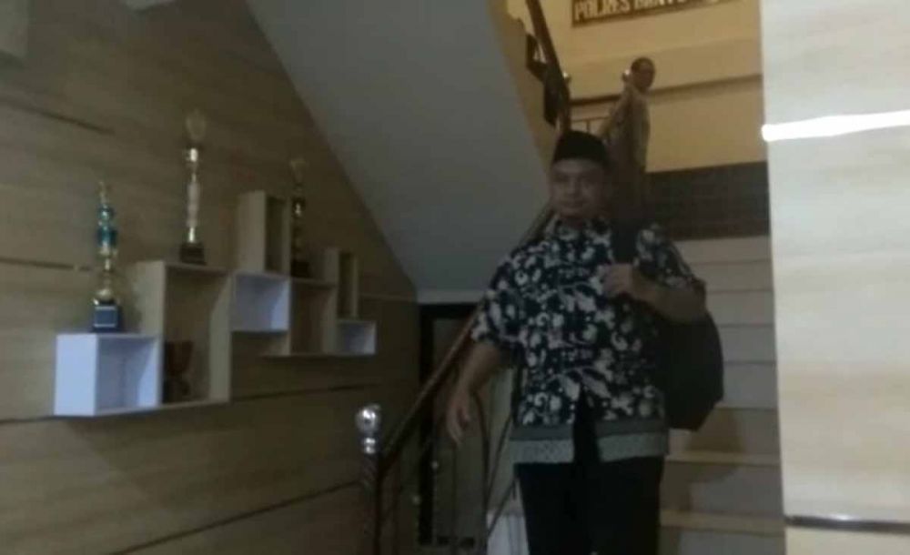 Ustaz Supriyanto meninggalkan Mapolres Banyuwangi usai diperiksa