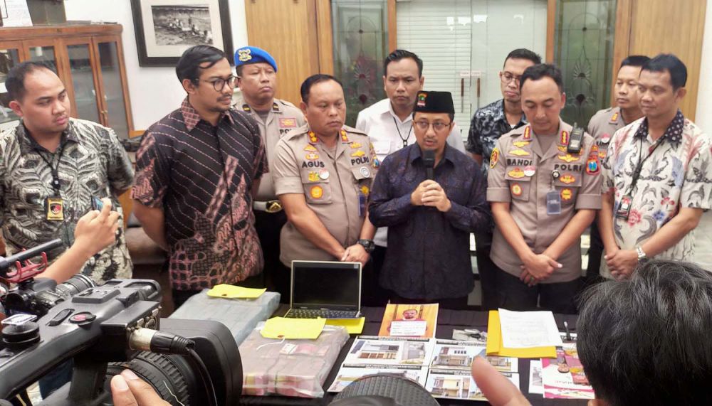 Ustaz Yusuf Mansur saat berada di Mapolrestabes Surabaya