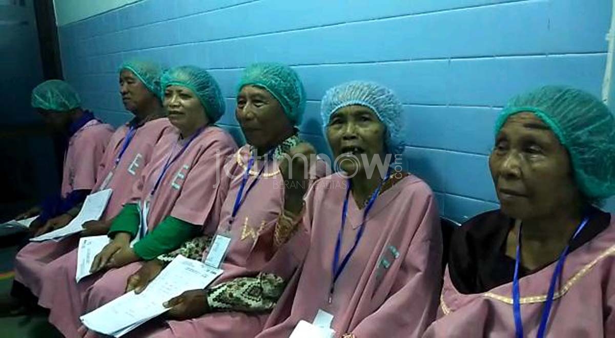Irin salah satu pasien yang mengikuti operasi katarak di RS Bhayangkara.
