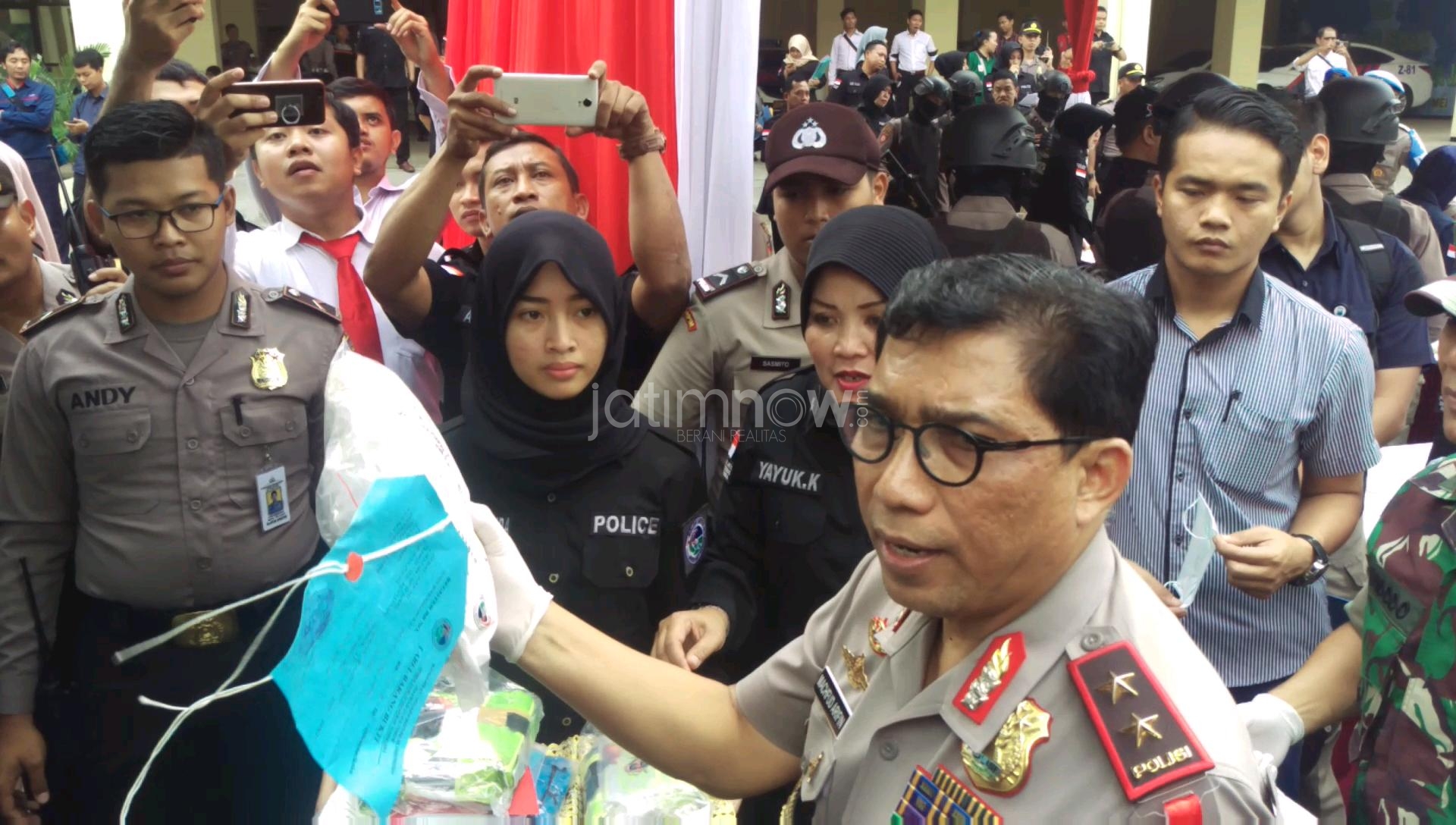 Kapolda Jatim Irjen Pol Machfud Arifin memusnahkan barang bukti sabu./Foto: Arry Saputra.
