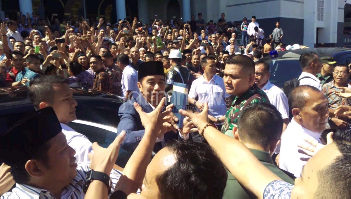 Presiden Jokowi saat bersalaman dengan jamaah salat Jumat di Masjid Nasional Al-Akbar Surabaya./Foto: Arry Saputra.
