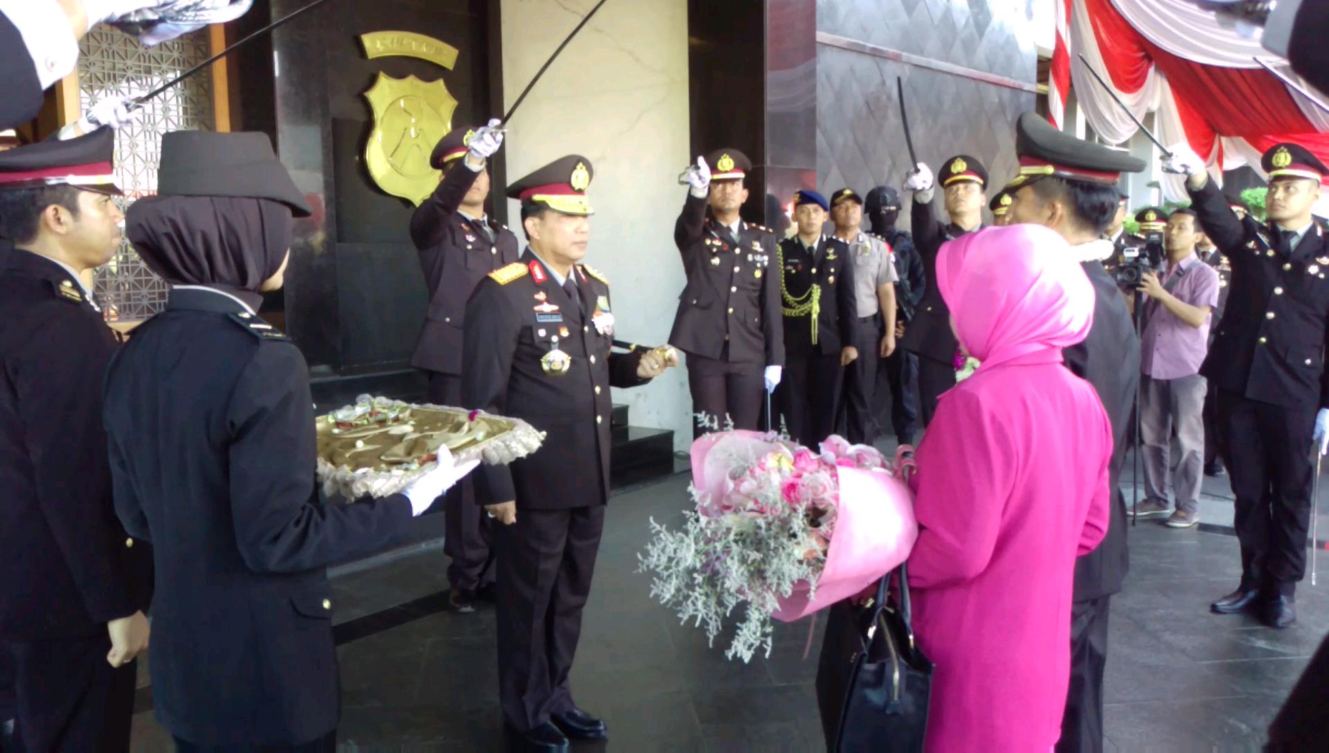 Kapolda Jatim Irjen Pol Machfud Arifin melepas 66 personel yang purna bhakti.