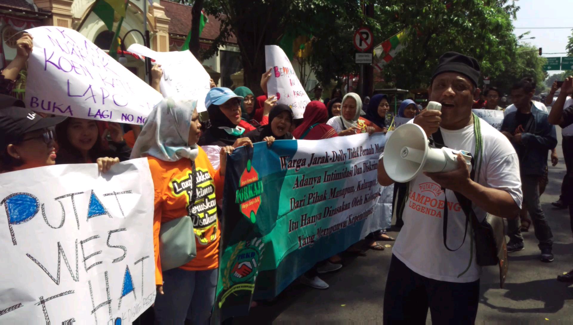 Ibu-ibu yang mengikuti aksi tolak gugatan