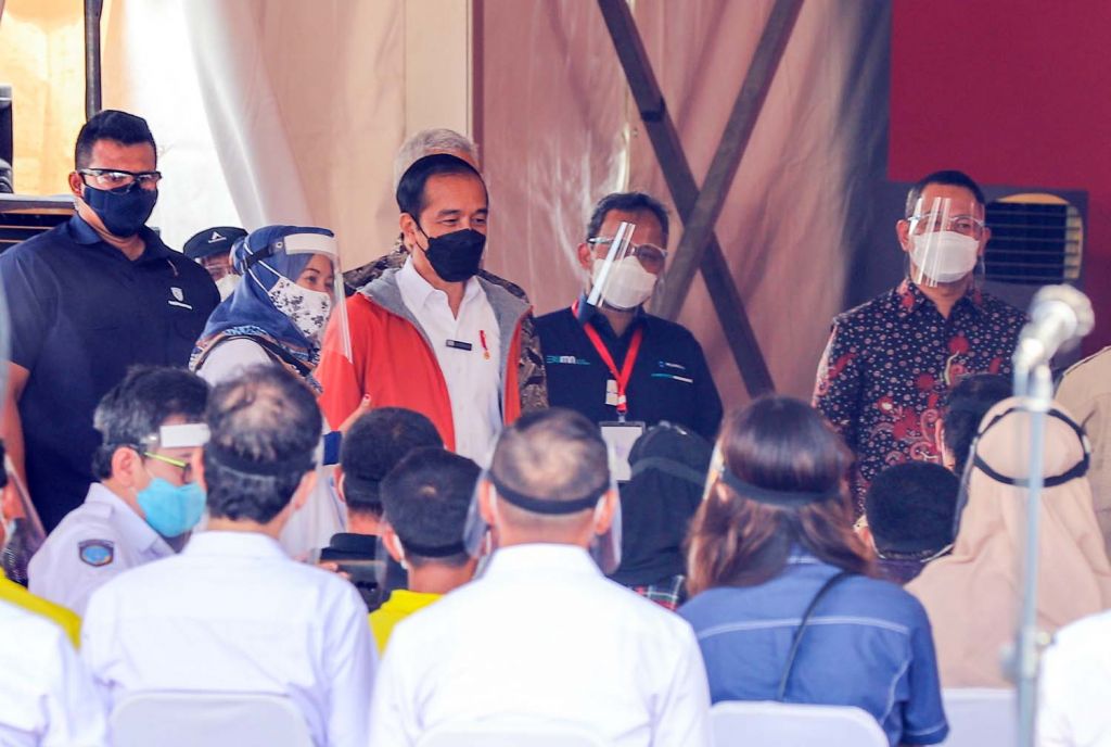 Presiden Jokowi saat meninjau vaksinasi Covid-19 di Pelabuhan Tanjung Emas, Semarang, Jawa Tengah