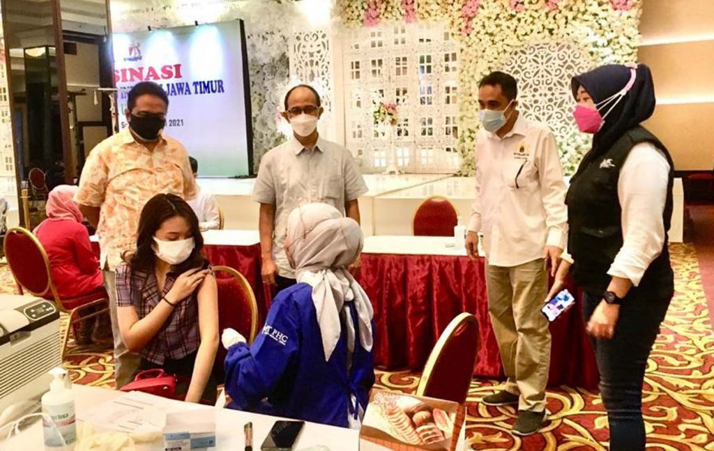 Ketua Umum Kadin Jatim, Adik dwi Putranto (dua dari kiri) saat meninjau pelaksanaan vaksinasi untuk UMKM