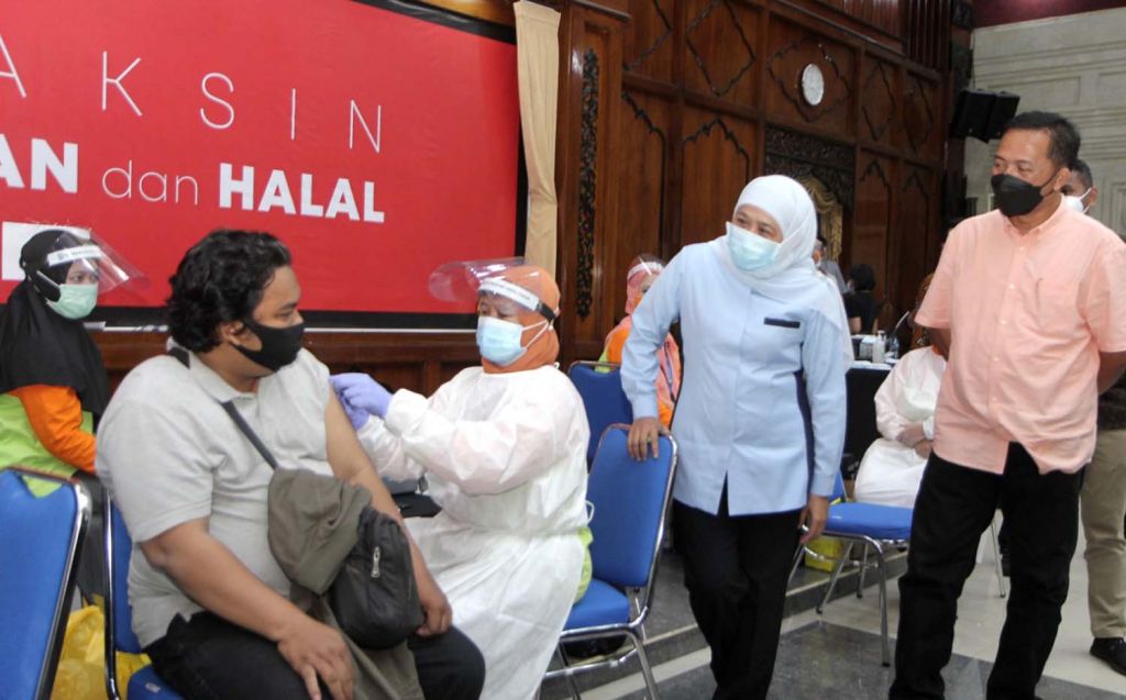 Gubernur Khofifah tinjau vaksinasi dosis kedua bagi wartawan Jatim