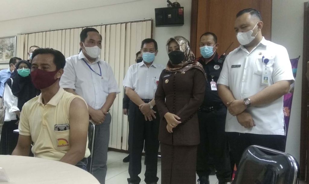 Bupati Mojokerto Ikfina Fahmawati meninjau vaksinasi pekerja pabrik di PT Roman Ceramic International