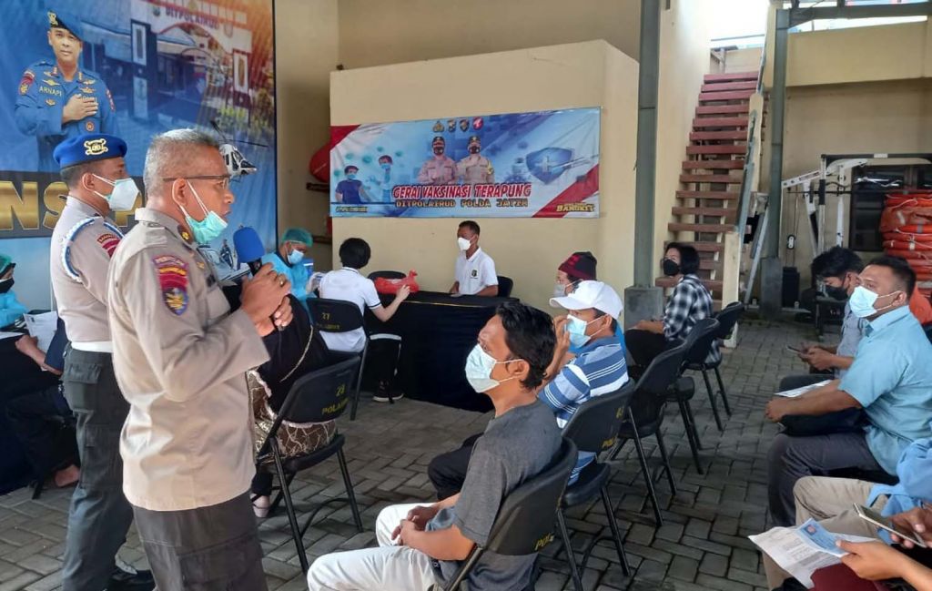 Polairud Polda Jatim gelar vaksin untuk kru kapal di Surabaya