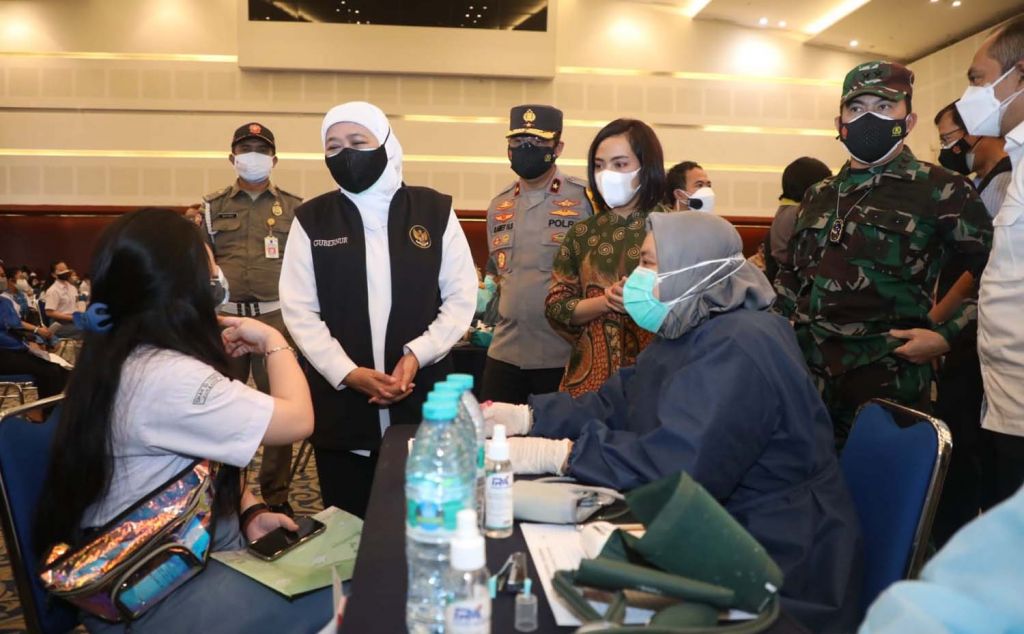 Gubernur Jatim Khofifah Indar Parawansa, Pangdam V Brawijaya dan Kapolda meninjau vaksinasi