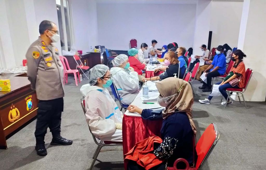 Antusiasme warga saat mengikuti vaksinasi di Mapolrestabes Surabaya, Kamis (1/7/2021) malam