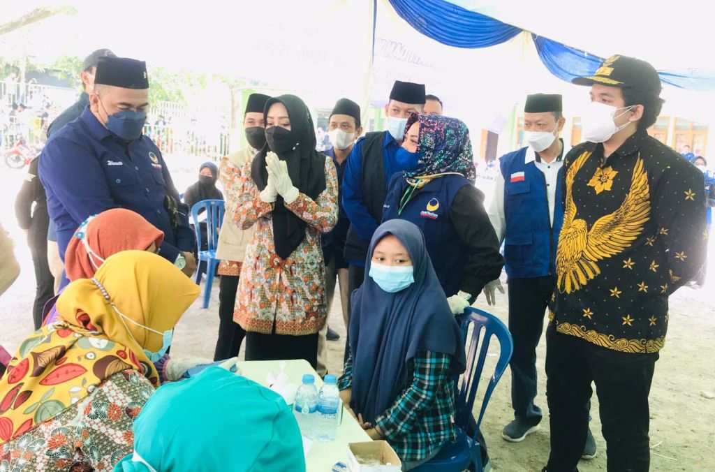 Bupati Mojokerto Ikfina Fahmawati saat meninjau vaksinasi yang digelar Partai NasDem di Ponpes Amanatul Ummah, Pacet