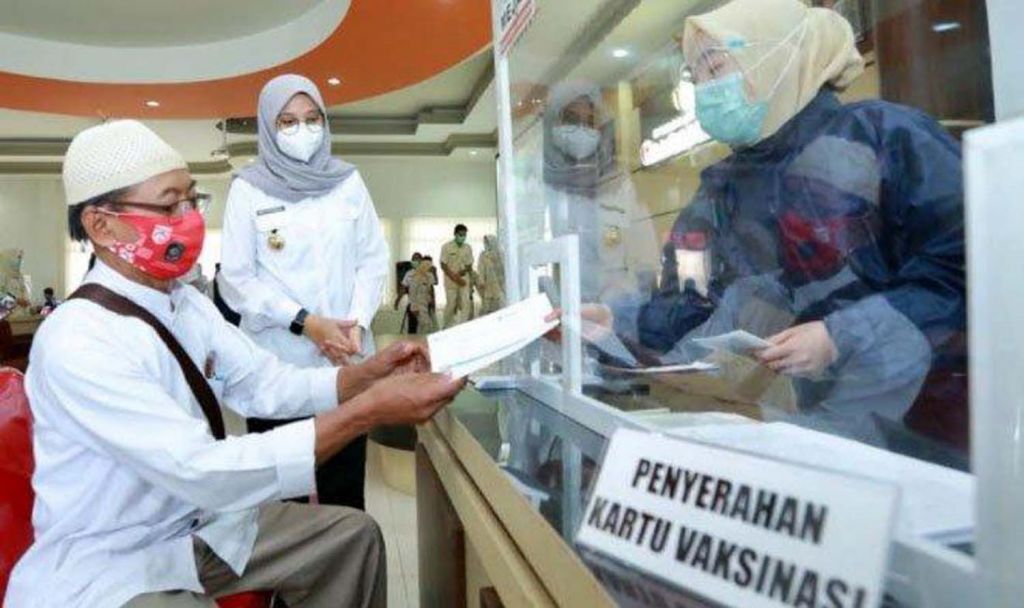 Bupati Banyuwangi Ipuk Fiestiandani meninjau vaksinasi bagi CJH di Rumah Sakit Graha Medika (Foto: Humas Pemkab Banyuwangi)