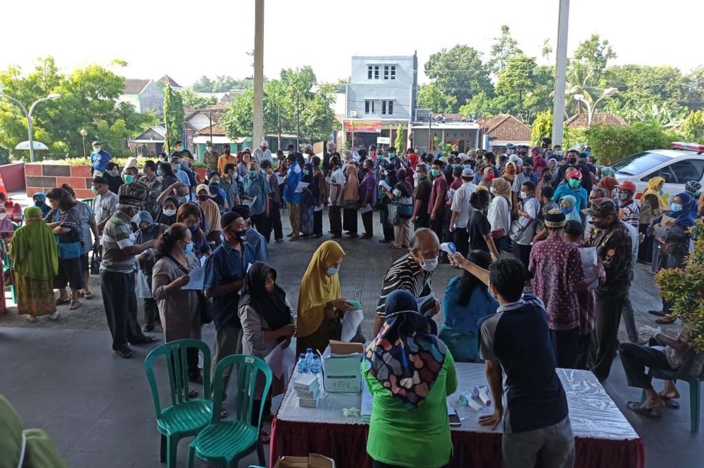 Para lansia di Ponorogo mengantre untuk divaksin