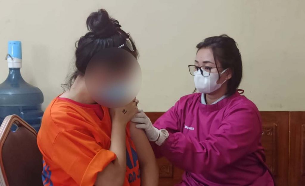 Salah satu tahanan di Polda Jatim jalani vaksin