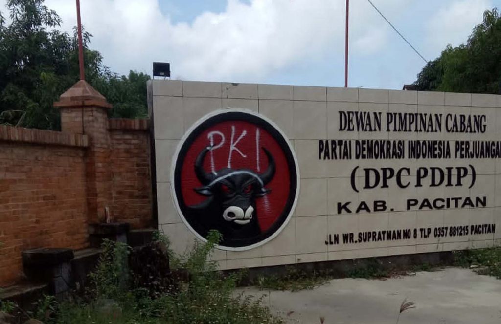 Penampakan vandalisme 'PKI' di Kantor DPC PDIP Pacitan