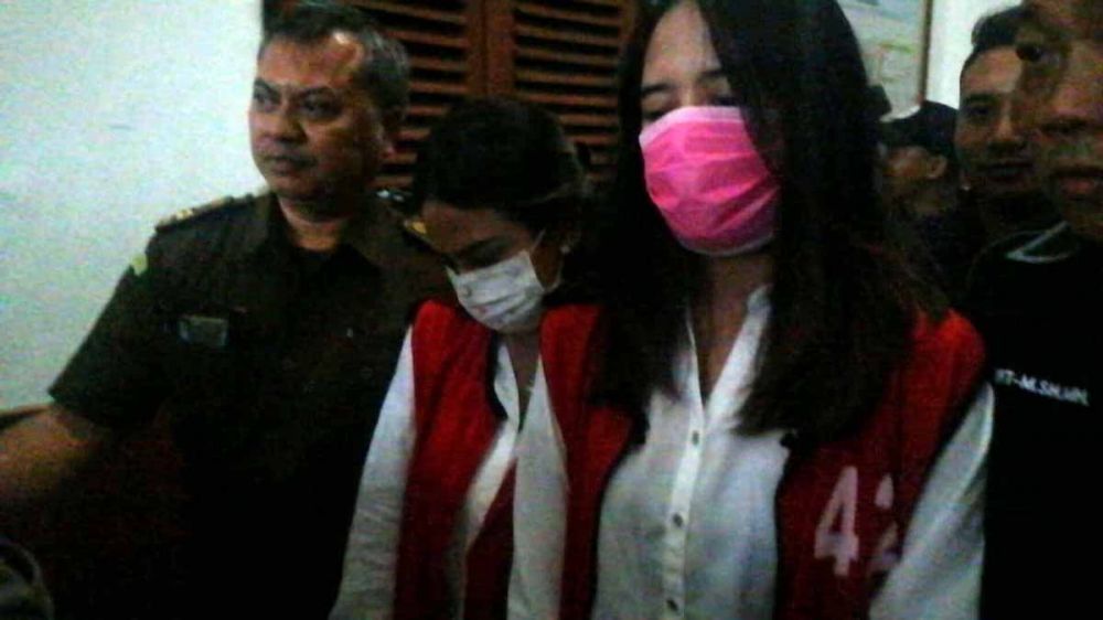 Vanessa Angel (pakai masker, kiri) di Pengadilan Negeri Surabaya