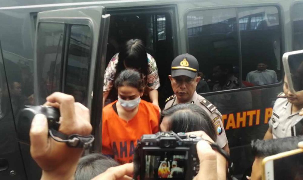 Tersangka Vanessa Angel saat tiba di Kejari Surabaya