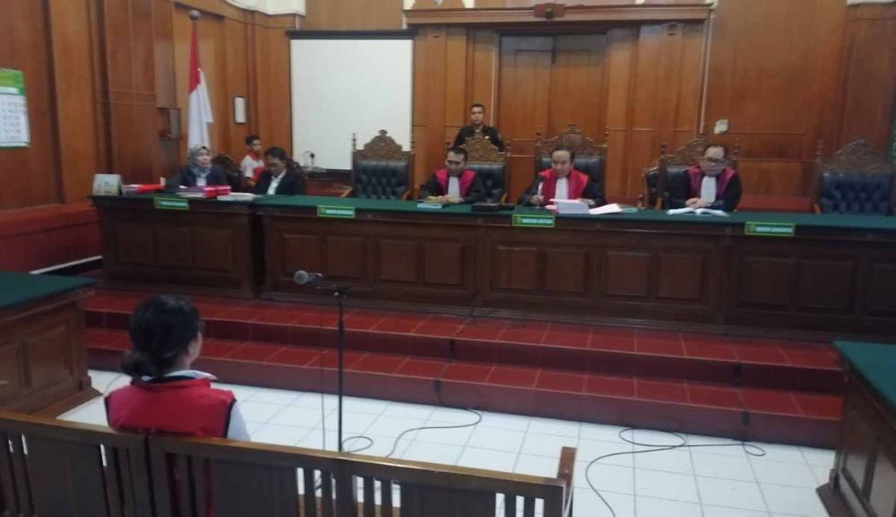 Vanessa Angel menjalani sidang dakwaan di Pengadilan Negeri Surabaya