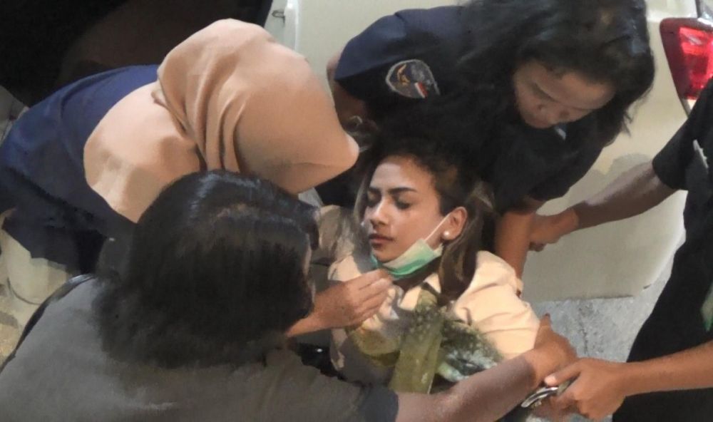 Vanessa Angel pingsan diakhir pemeriksaan dan dilarikan ke RS Bhayangkara Surabaya (Foto: Istimewa)