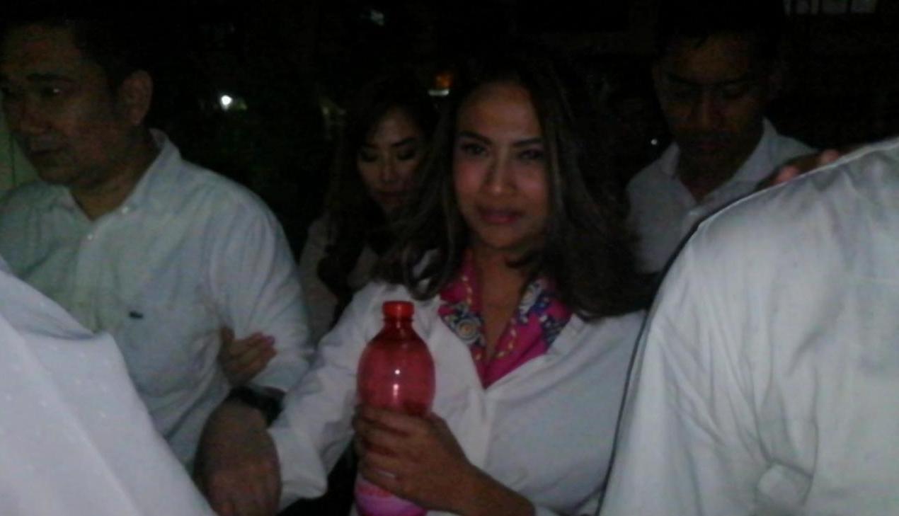 Vanessa angel menggenggam erat botol air minum saat di Polda Jatim