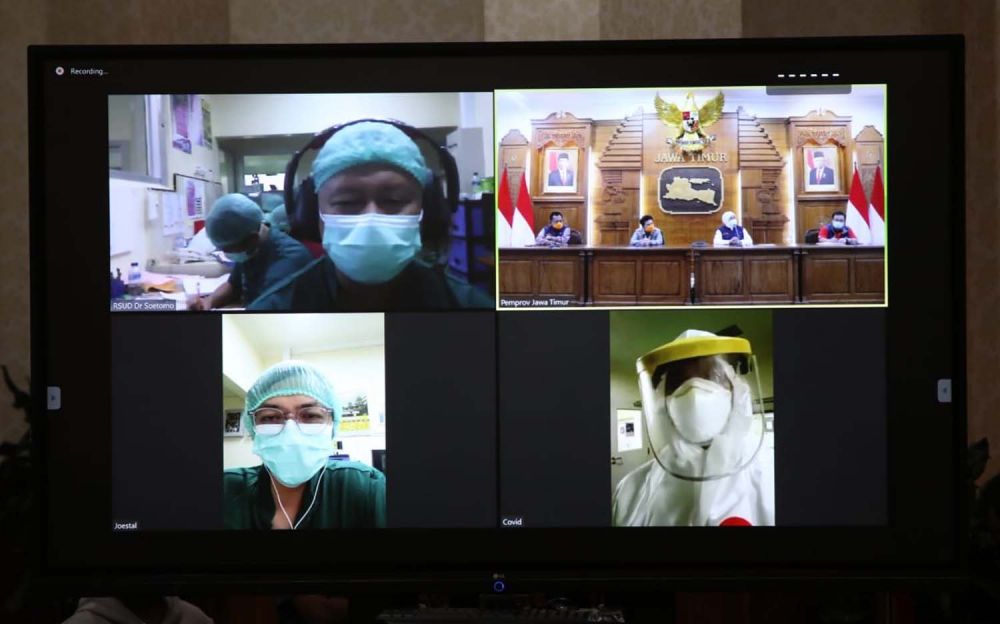 Gubernur Khofifah menyapa para tenaga kesehatan Covid-19 melalui video conference dari Gedung Negara Grahadi, Surabaya, Minggu (5/4/2020)
