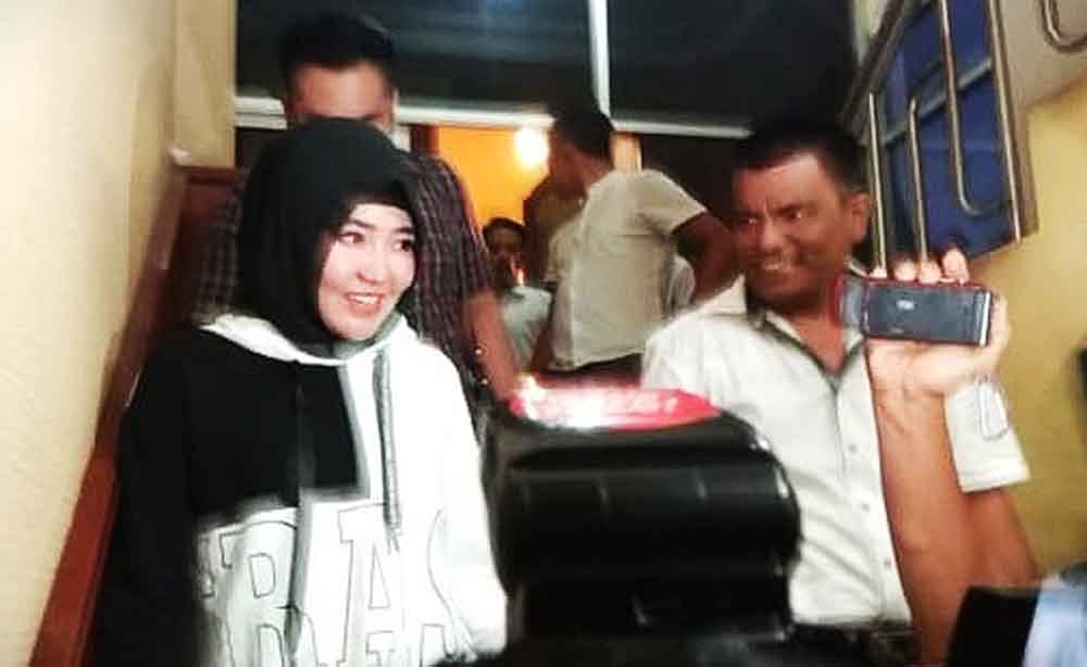 Via Vallen datang ke Mapolda Jatim untuk memenuhi panggilan sebagai saksi dalam kasus kosmetik ilegal.