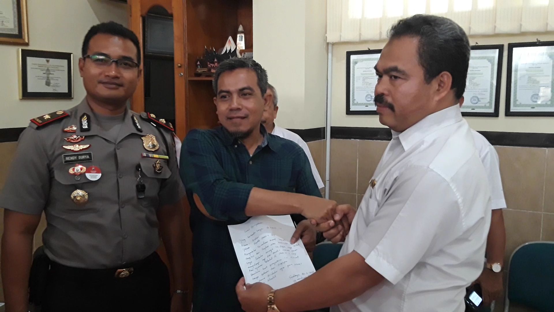 Kepala SMKN 1 Surabaya saat bersalaman dengan orang tua siswa korban kekerasan, Rabu (26/9/2018).