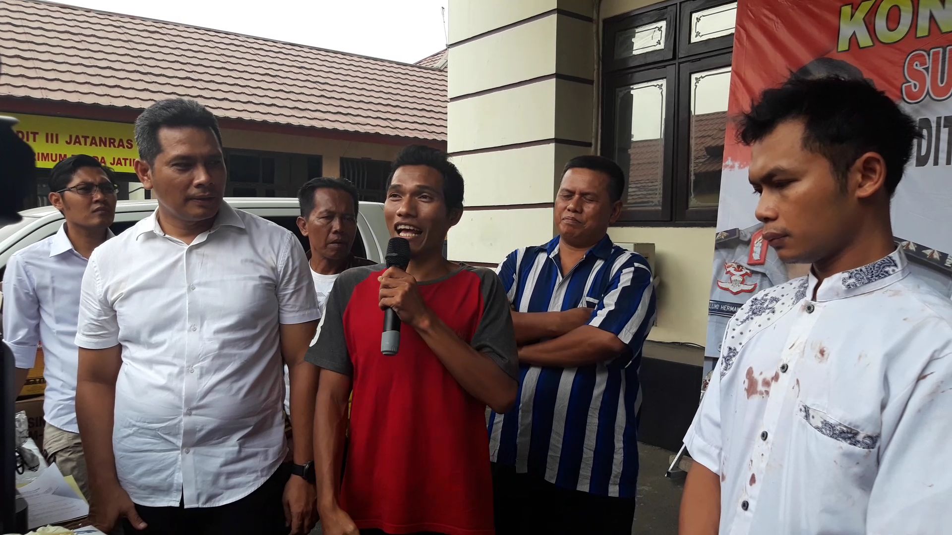 Wiyanto (baju merah) yang merupakan salah satu korban penipuan penggandaan upal.