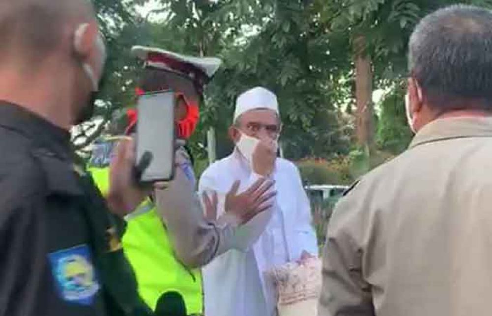 Petugas Trantib yang Bersitegang dengan Habib Umar Dihadiahi Umrah