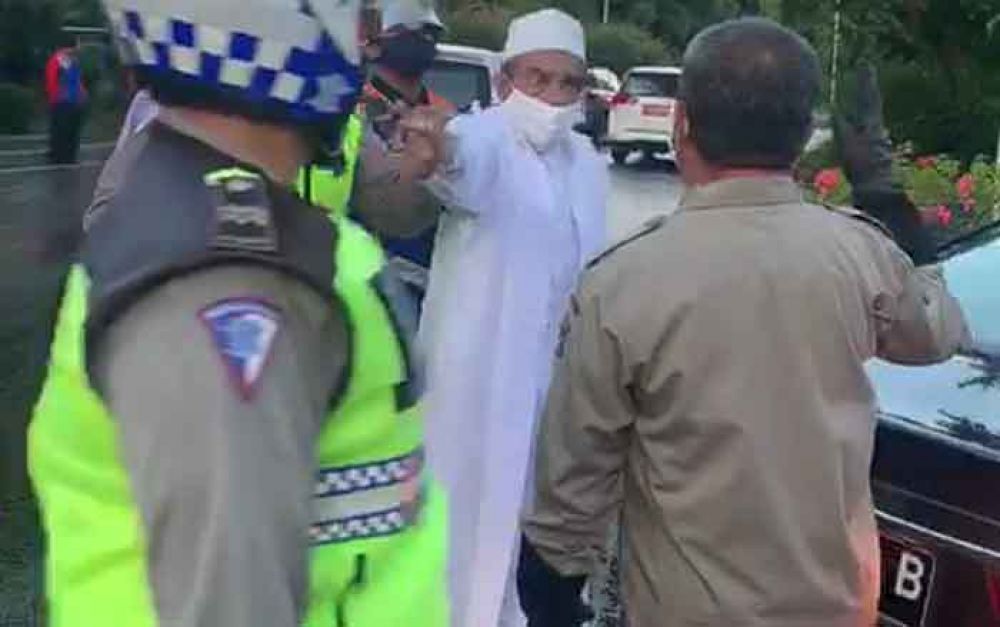 Habib Umar Assegaf dan Satpol PP terlibat ketegangan di check point PSBB di Exit Tol Satelit Surabaya