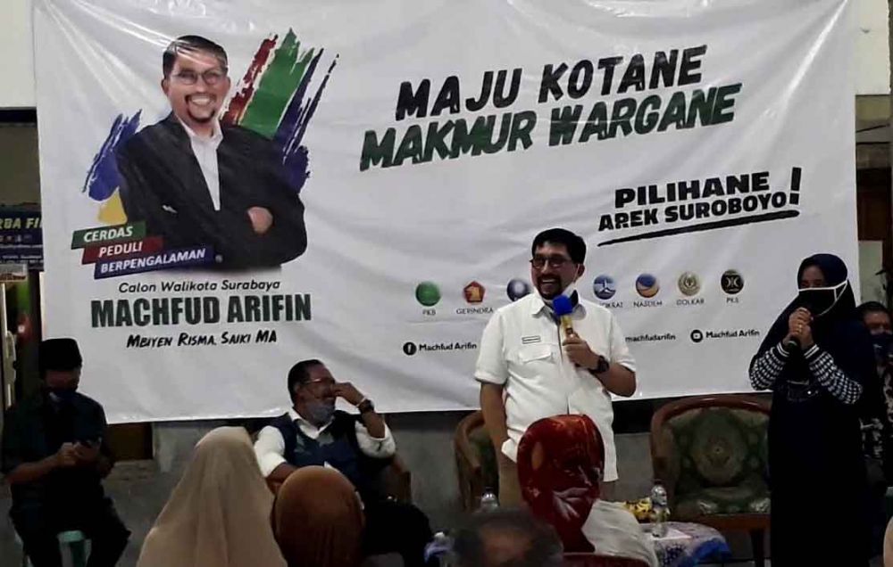 Irjen Pol (Purn) Machfud Arifin dengan masyarakat Kalibutuh Surabaya