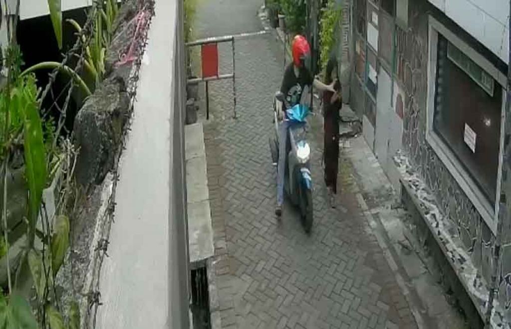 Tangkapan layar rekaman CCTV bandit rampas hp bocah SD di Surabaya