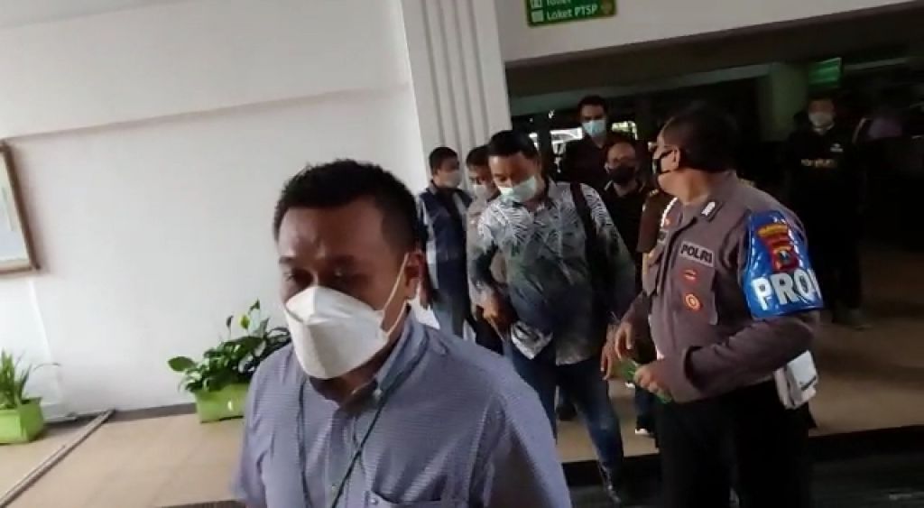 Sudarmono (Batik biru) saat digelandang JPU Kejati Jatim ke mobil untuk menjalani penahanan.