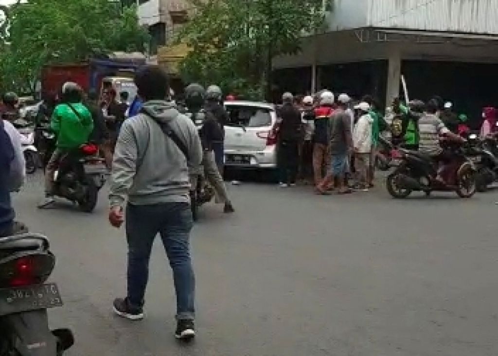 Diduga Usai Tabrak Lari, Mobil Ayla Diamuk Massa di Surabaya