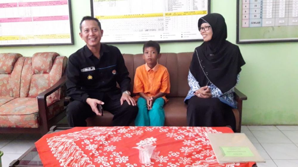 Soni Ardiansyah (tengah), siswa kelas 3 SDN Jepun 1 Tulungagung