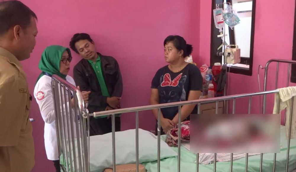 Menejemen RSUD dr Iskak Tulungagung dan petugas BPJS saat menjenguk Rafika dan bayinya di ruang perawatan