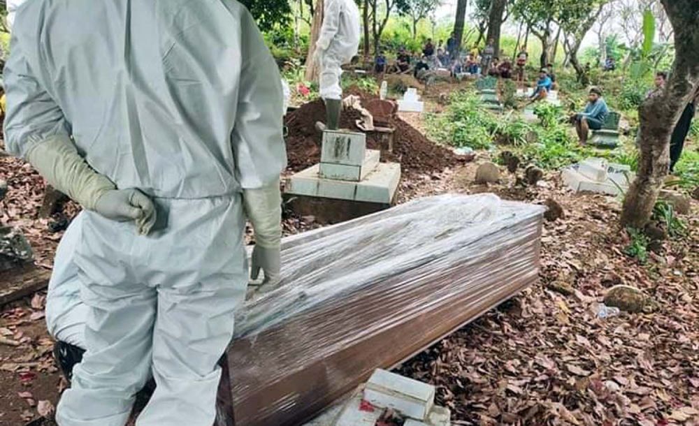 Proses pemakaman dengan protokol Covid-19 yang diposting keluarga pasien