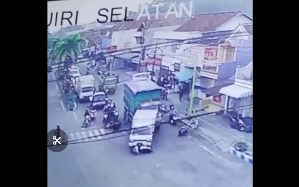 Tangkapan layar video rekaman CCTV kecelakaan beruntun di Tulungagung yang viral