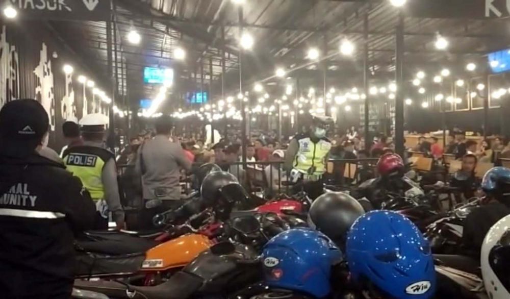 Viral Polisi Minta Pengunjung Kafe Bubar di Wiyung Surabaya