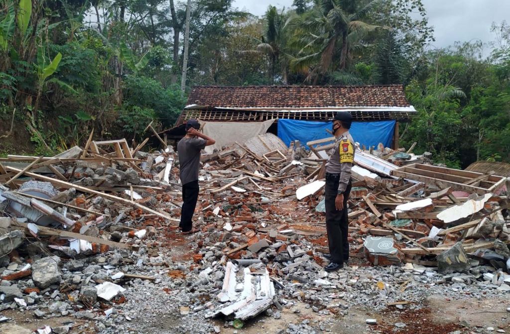 Rumah di Ponorogo yang dirobohkan paksa dengan alat berat