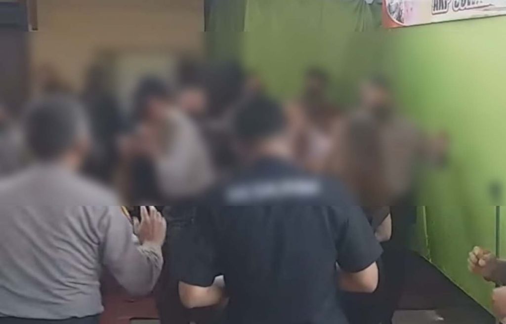 Tangkapan layar video polisi di Tulungagung dangdutan yang viral