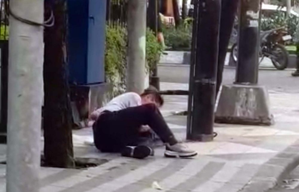 Tangkapan layar video viral pria terjatuh di Bubutan, Surabaya