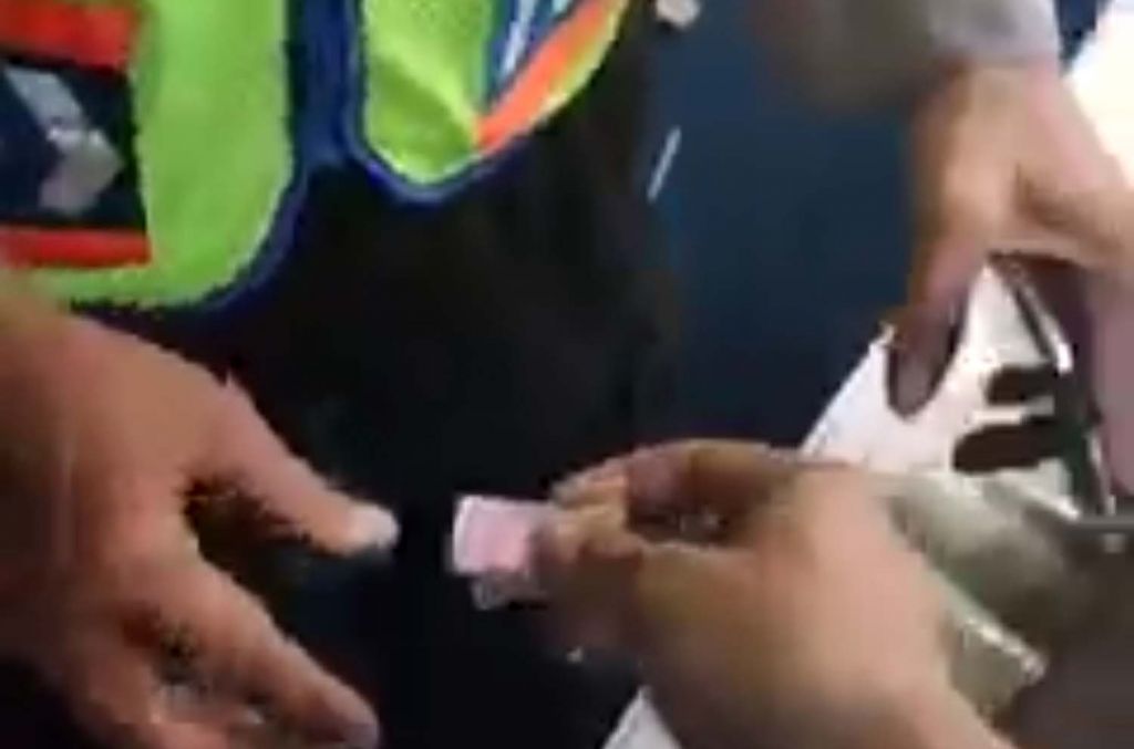 Tangkapan layar video viral tawar menawar denda pelanggaran antara sopir dan oknum polisi di Jombang