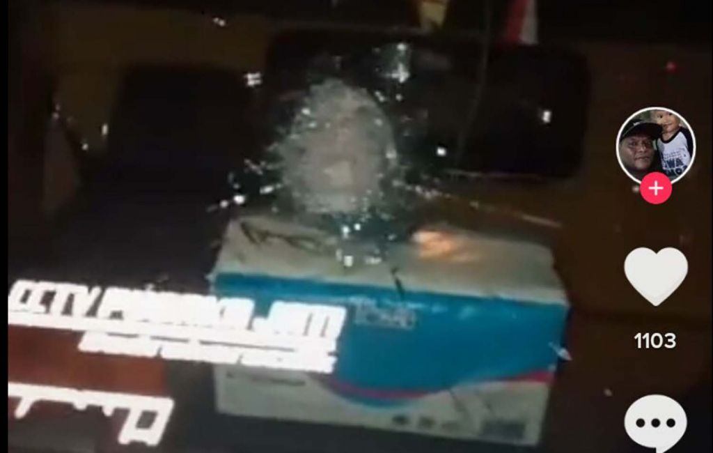Tangkap layar video viral truk jadi korban pelemparan batu disebut di Tol Bangil, Pasuruan