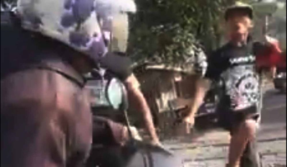 Capture video viral aksi dua penjaga perlintasan kereta api hadang pengendara motor