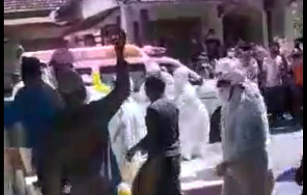 Tangkapan layar video viral amukan warga saat jenazah pasien probable hendak dimakamkan dengan protap Covid-19