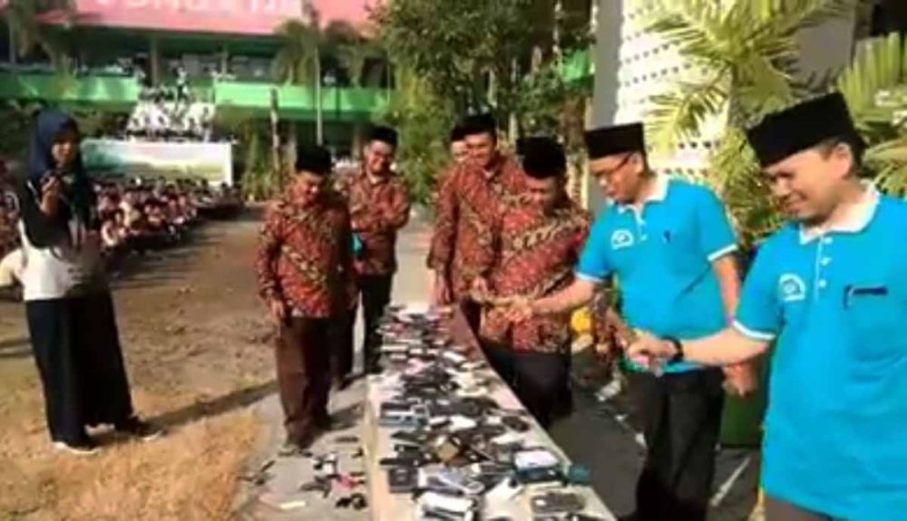 Tangkapan layar video pemusnahan HP pakai palu diduga di Jombang yang beredar