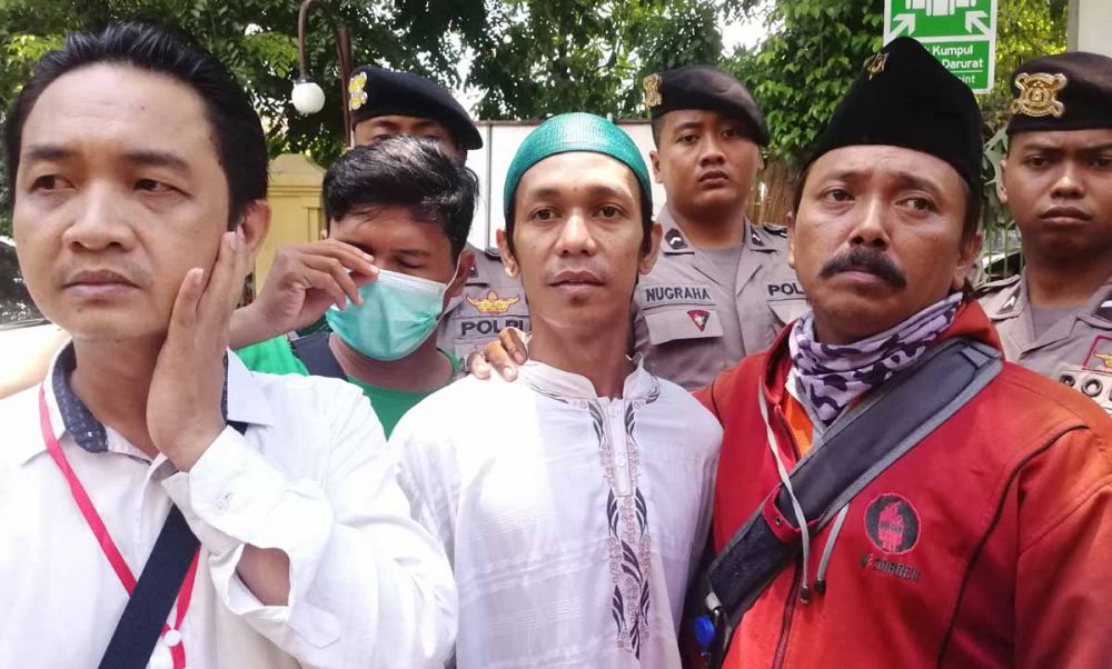 Achmad Hilmi Hamdani, Driver Gojek (tengah) di Pengadilan Negeri Surabaya