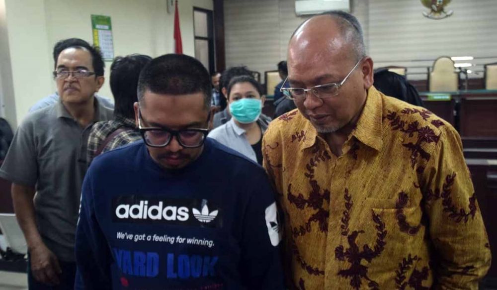 Bupati Malang Nonaktif Rendra Kresna (kanan) di Pengadilan Tipikor Surabaya