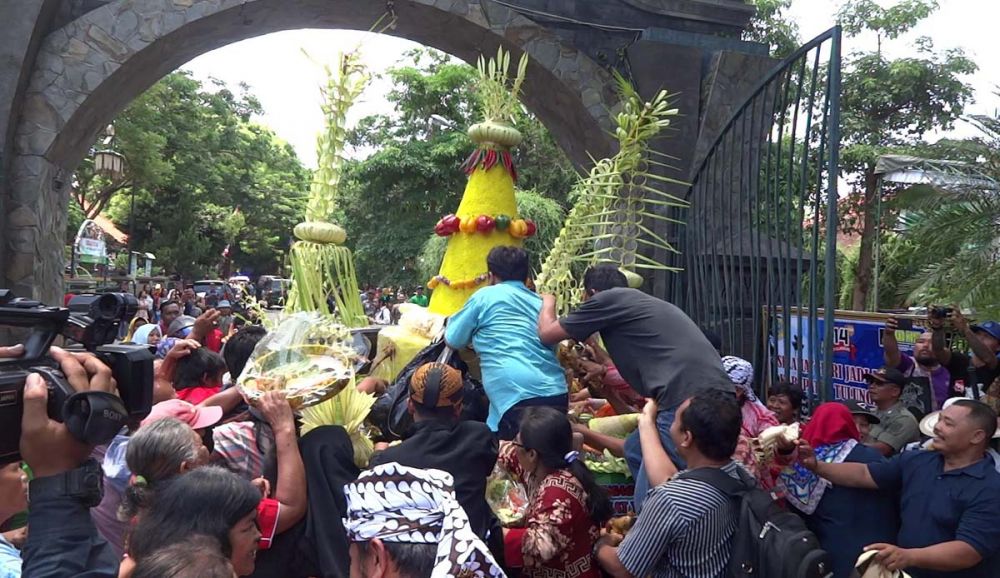 Keseruan Berebut Tumpeng dalam Upacara Adat Bersih Nagari Tulungagung